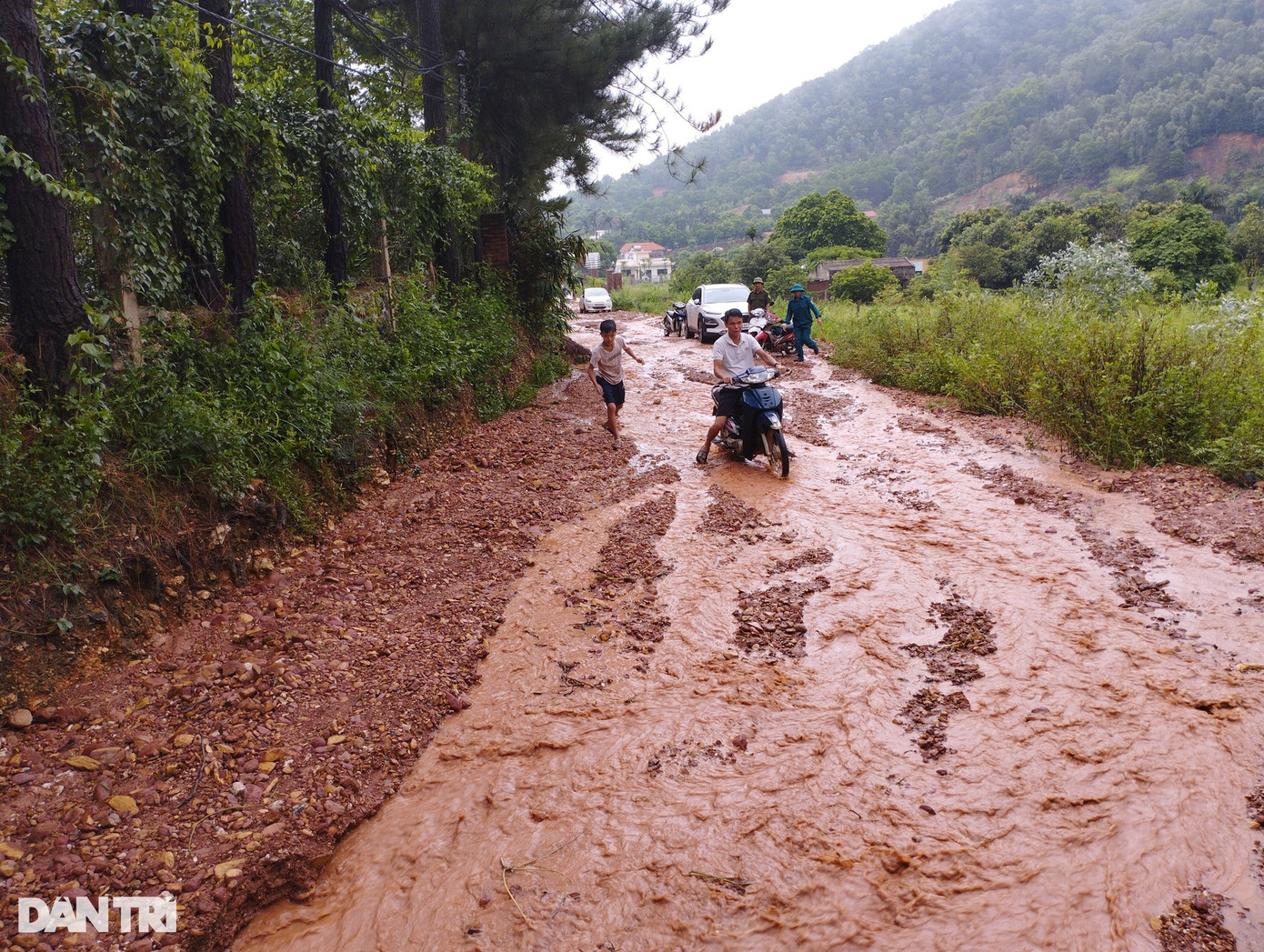 Trận mưa lớn sáng 4/8 đã khiến một lượng lớn bùn đất tràn xuống tuyến đường dân sinh tại thôn Phú Ninh, xã Minh Phú, Sóc Sơn (gần hồ Ban Tiện).