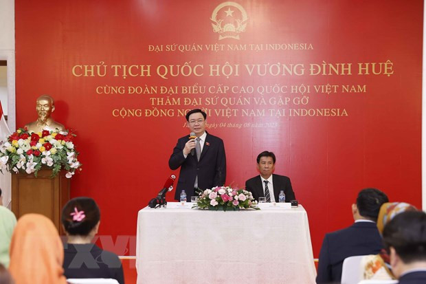 Chủ tịch Quốc hội Vương Đình Huệ nói chuyện với cán bộ Đại sứ quán và cộng đồng người Việt Nam tại Indonesia. (Ảnh: Doãn Tấn/TTXVN)