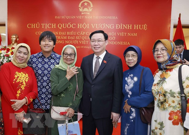 Chủ tịch Quốc hội Vương Đình Huệ với cộng đồng người Việt Nam tại Indonesia. (Ảnh: Doãn Tấn/TTXVN)