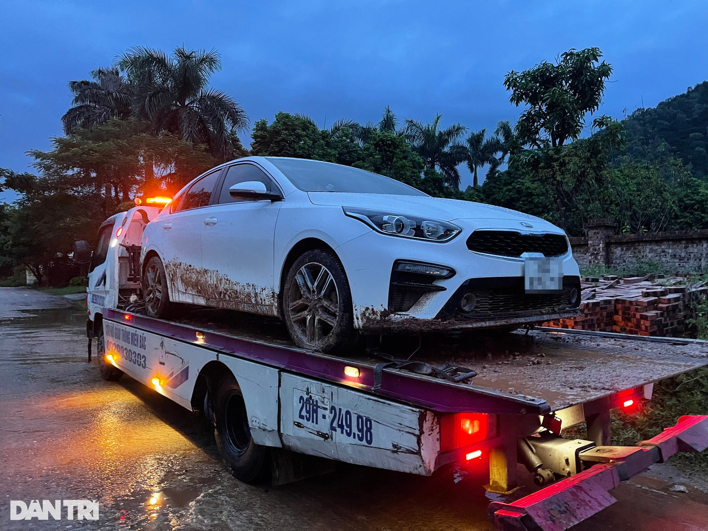 Xe cứu hộ giao thông đưa phương tiện ra khỏi hiện trường.