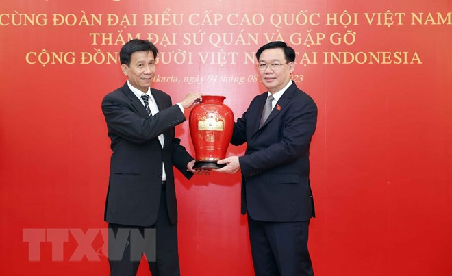 Chủ tịch Quốc hội Vương Đình Huệ tặng quà Đại sứ quán Việt Nam tại Indonesia. (Ảnh: Doãn Tấn/TTXVN)