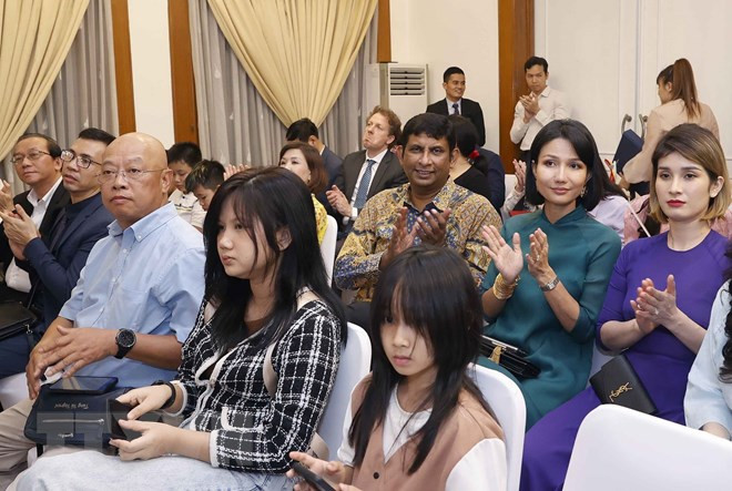 Cộng đồng người Việt Nam tại Indonesia dự cuộc gặp. (Ảnh: Doãn Tấn/TTXVN)