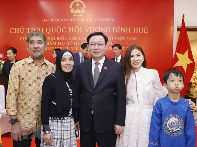 Chủ tịch Quốc hội Vương Đình Huệ với cộng đồng người Việt Nam tại Indonesia. (Ảnh: Doãn Tấn/TTXVN)