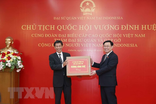 Chủ tịch Quốc hội Vương Đình Huệ tặng quà Đại sứ quán Việt Nam tại Indonesia. (Ảnh: Doãn Tấn/TTXVN)