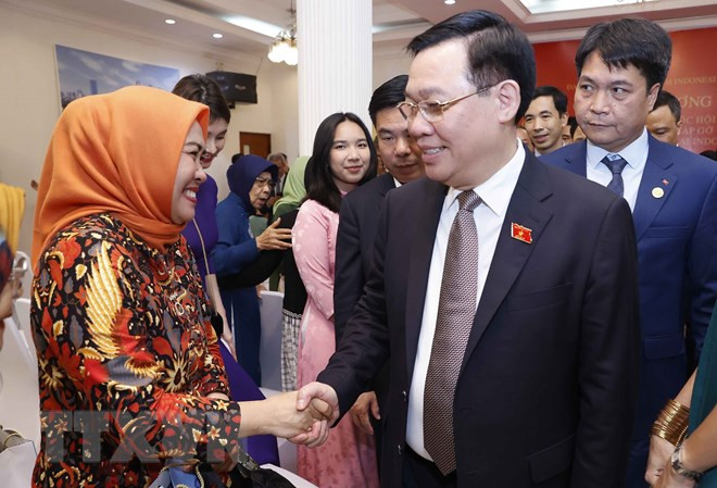 Chủ tịch Quốc hội Vương Đình Huệ với cộng đồng người Việt Nam tại Indonesia. (Ảnh: Doãn Tấn/TTXVN)