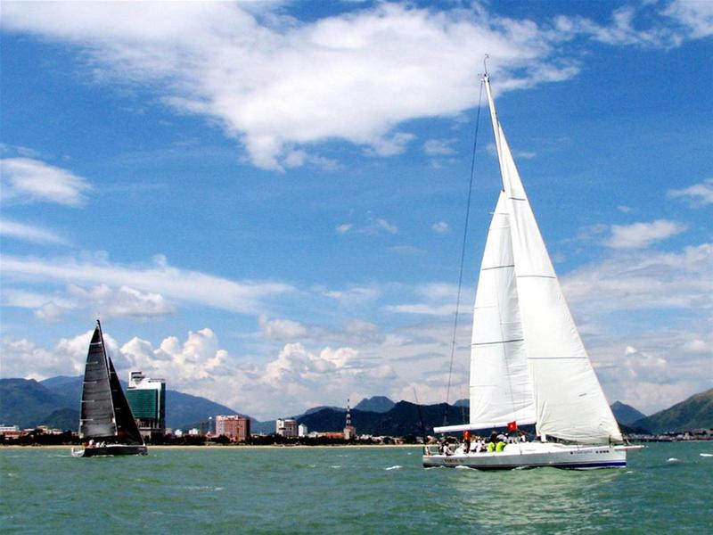 Thuyền đến khu vực bờ biển trung tâm Nha Trang.