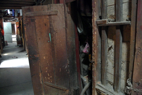 Mối mọt đã ăn mòn gỗ...