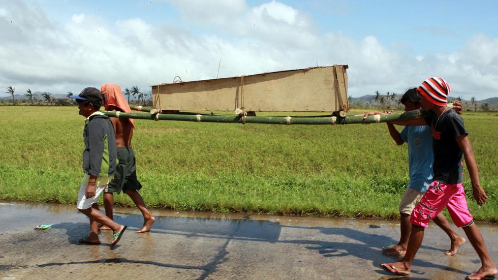 Người thiệt mạng quá nhiều khiến cho việc chôn cất các thi thể nạn nhân cũng gặp không ít khó khăn