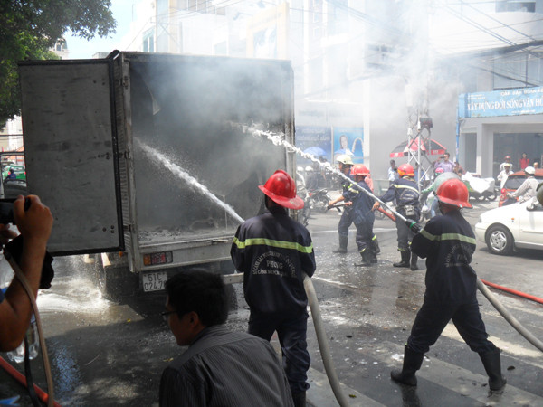 Lực lượng cứu hỏa đang nỗ lực dập lửa. Lực lượng cứu hỏa đang nỗ lực dập lửa