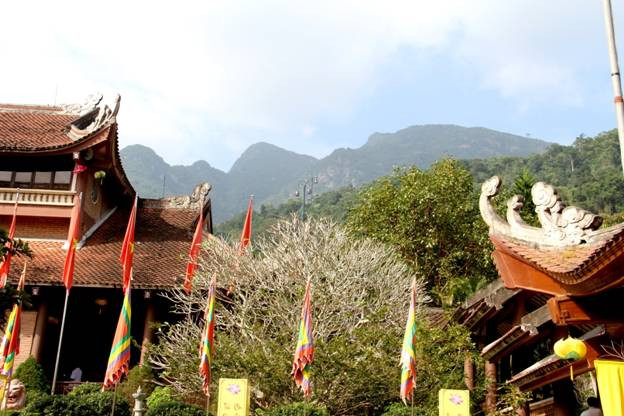 Ngay từ trạm cáp treo đầu tiên dưới chân núi, sắc nắng vàng, bầu trời xanh rờn rợn 