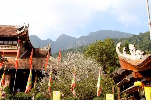 Ngay từ trạm cáp treo đầu tiên dưới chân núi, sắc nắng vàng, bầu trời xanh rờn rợn 