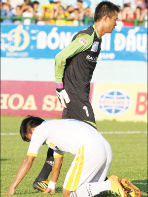 Thất bại trên sân Gò Đậu không chỉ khiến SLNA mất ngôi đầu mà họ còn bị chính CĐV nhà đặt dấu hỏi về tinh thần và mục tiêu thi đấu mùa này. ảnh: VSI