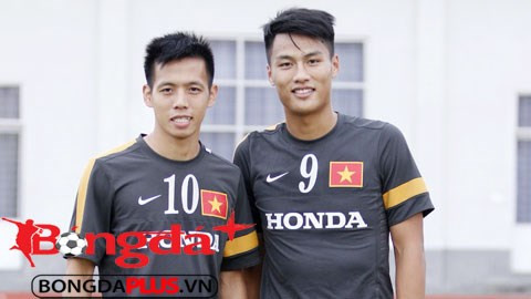 Văn Quyết (trái) và Hồng Quân luôn thân thiết và gắn bó cả trong lẫn ngoài sân cỏ - Ảnh: Đức Cường. Văn Quyết (trái) và Hồng Quân luôn thân thiết và gắn bó cả trong lẫn ngoài sân cỏ - Ảnh: Đức Cường