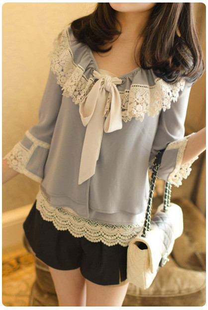 Trong tủ đồ nhà bạn hẳn không thể thiếu quần shorts. Với chức năng mang lại sự thoải mái, năng động cũng như giúp bạn gái “khoe” đôi chân thon cuốn hút, quần shorts lúc nào cũng được xếp vào list những món đồ cô nàng nào cũng phải có mỗi khi hè tới. Bạn sẽ vô cùng nổi bật cùng short hoa mang nhiều màu sắc được cách điệu với các họa tiết hoa nhỏ, to khác nhau. Bạn nên kết hợp short họa tiết hoa với áo có gam màu đơn sắc như màu đen, màu be, màu trắng... Khắc phục nhược điểm của quần short hơi thô cứng và chật chội hay những chiếc váy ngắn khiến chúng mình có thể gặp sự cố “hớ hênh” khi vận động, quần short váy là sự kết hợp hoàn hảo để teen girl khoe vẻ đáng yêu, xinh xắn mà cực kỳ thoải mái. Ngoài ra, các kiểu quần short màu sặc sỡ hay short đều có thể đem đến cho bạn gái nét trẻ trung năng động trong ngày hè.