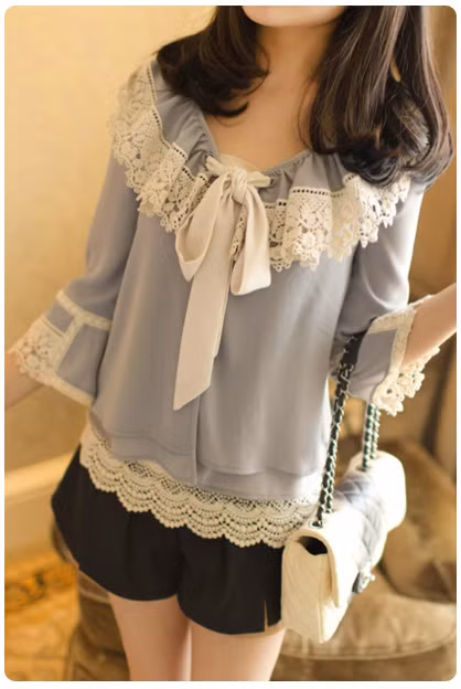 Trong tủ đồ nhà bạn hẳn không thể thiếu quần shorts. Với chức năng mang lại sự thoải mái, năng động cũng như giúp bạn gái “khoe” đôi chân thon cuốn hút, quần shorts lúc nào cũng được xếp vào list những món đồ cô nàng nào cũng phải có mỗi khi hè tới. Bạn sẽ vô cùng nổi bật cùng short hoa mang nhiều màu sắc được cách điệu với các họa tiết hoa nhỏ, to khác nhau. Bạn nên kết hợp short họa tiết hoa với áo có gam màu đơn sắc như màu đen, màu be, màu trắng... Khắc phục nhược điểm của quần short hơi thô cứng và chật chội hay những chiếc váy ngắn khiến chúng mình có thể gặp sự cố “hớ hênh” khi vận động, quần short váy là sự kết hợp hoàn hảo để teen girl khoe vẻ đáng yêu, xinh xắn mà cực kỳ thoải mái. Ngoài ra, các kiểu quần short màu sặc sỡ hay short đều có thể đem đến cho bạn gái nét trẻ trung năng động trong ngày hè.
