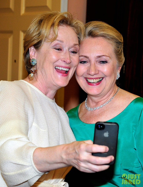 Nữ diễn viên Meryl Streep và ngoại trưởng Mỹ Hillary Clinton chụp ảnh "tự sướng" rất xì-tin. Nữ diễn viên Meryl Streep và ngoại trưởng Mỹ Hillary Clinton chụp ảnh