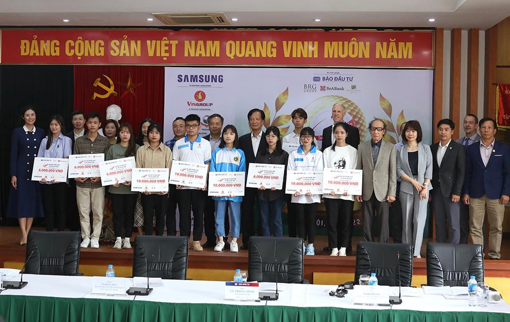 Ban tổ chức cùng các nhà tài trợ và các em học sinh,sinh viên có hoàn cảnh khó khăn chụp ảnh lưu niệm.