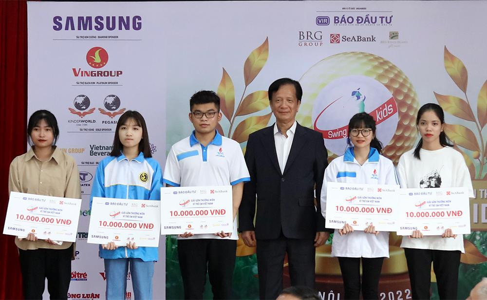 Quỹ từ thiện Vì trẻ em Việt Nam trao học bổng cho các học sinh, sinh viên có hoàn cảnh khó khăn đạt thành tích xuất sắc trong học tập