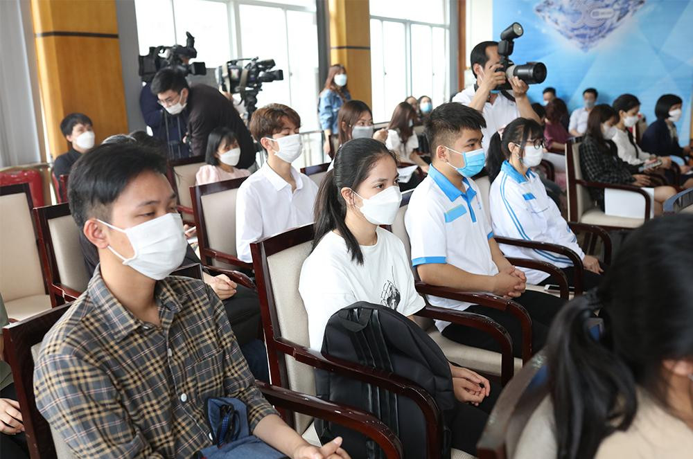 Học sinh, sinh viên hiếu học có hoàn cảnh khó khăn đến dự họp báo vào sáng 7/4.