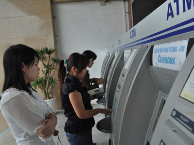 Cứ cận tết, khách hàng lại gặp nhiều sự cố khi rút tiền ở cây ATM