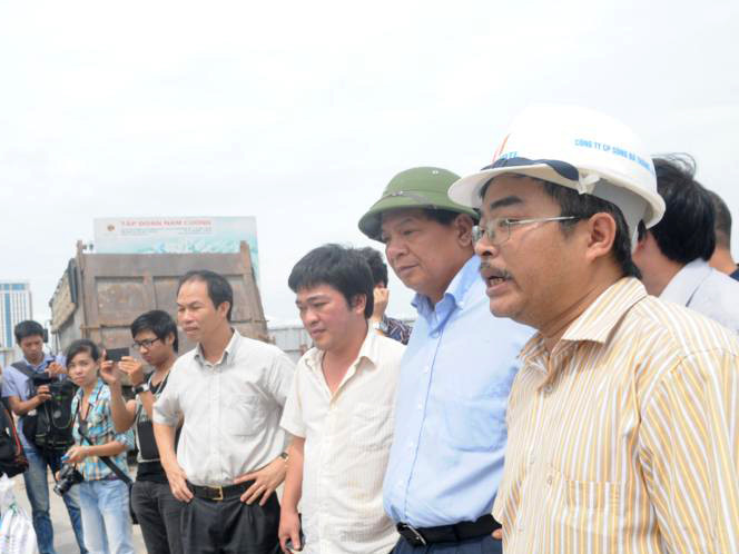 Ông Nguyễn Quốc Hùng - Giám đốc Sở GTVT Hà Nội cùng đại diện Công ty CP Sông Đà Thăng Long và Công ty Tập đoàn Nam Cường...có mặt để chỉ huy 