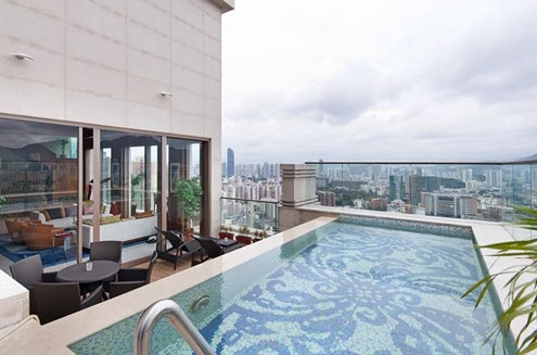 Căn hộ nằm trên tầng 57 và 58, với phòng khách bao bởi tường kính, tầm nhìn ra sân thượng với bể bơi ngoài trời