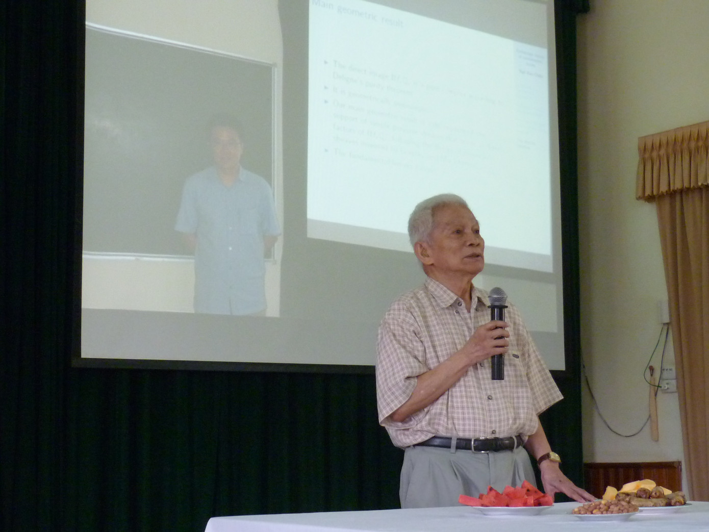 GS Hoàng Tụy phát biểu tại buổi gặp mặt