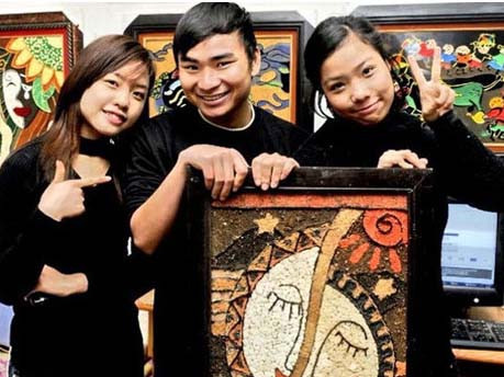 Quân và hai cô bạn cùng nhóm.. Quân và hai cô bạn cùng nhóm.