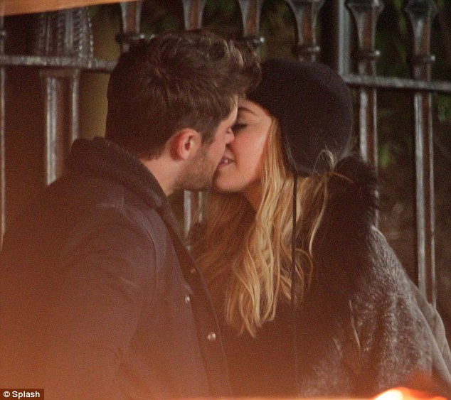 Zac khóa môi bạn diễn trong một cảnh phim