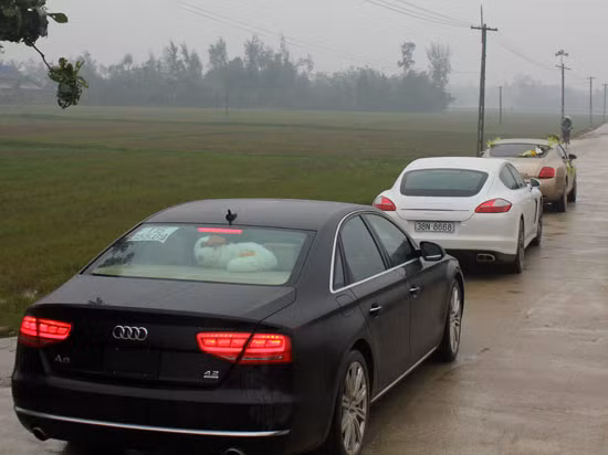 Audi A8 mới toanh cũng tham gia cùng đám rước dâu