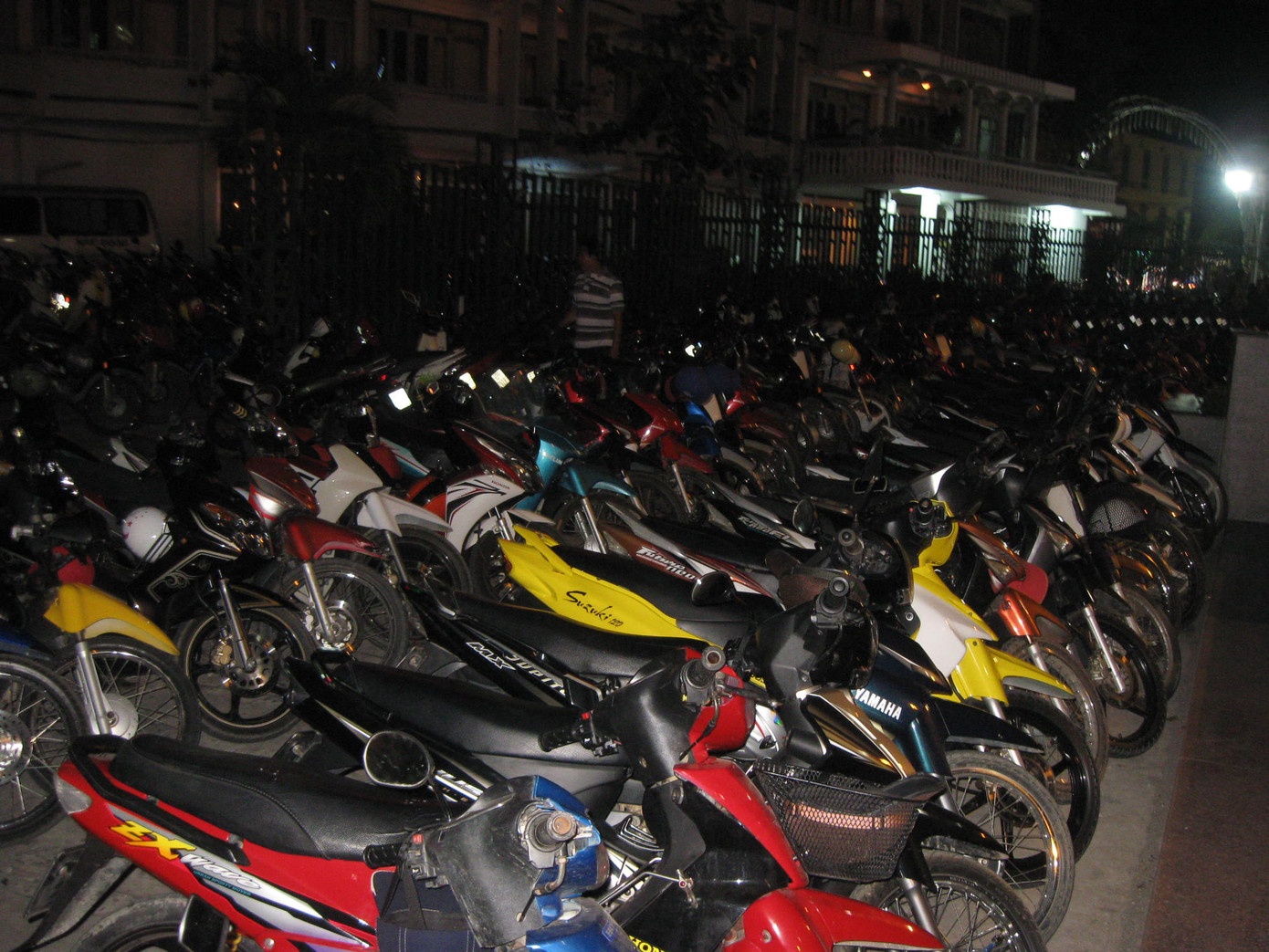 Các bãi giữ xe kín chỗ