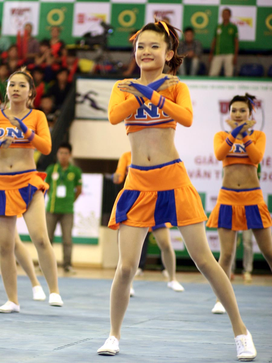 Các nữ Cheerleader thể hiện hình ảnh trẻ trung, duyên dáng và mạnh mẽ của tuổi trẻ