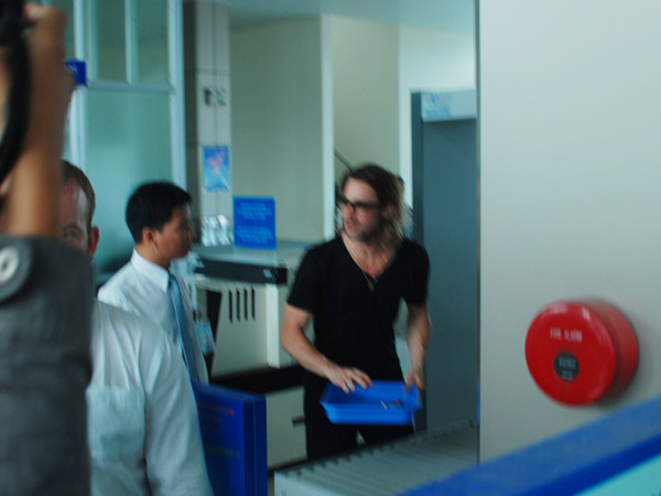 Làm thủ tục kiểm tra an ninh ra máy bay