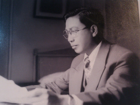 Ông Đỗ Đình Thiện - Thư ký riêng của Chủ tịch Hồ Chí Minh trong chuyến thăm Cộng hòa Pháp, năm 1946. Ông Đỗ Đình Thiện - Thư ký riêng của Chủ tịch Hồ Chí Minh trong chuyến thăm Cộng hòa Pháp, năm 1946