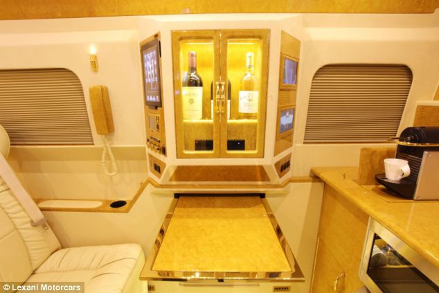 Tủ rượu cũng được thiết kế bên trong xe