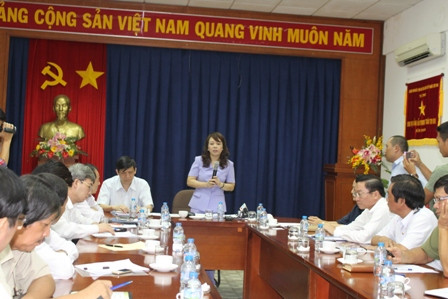 Bộ Trưởng Bộ Y tế Nguyễn Thị Kim Tiến làm việc với các ban, ngành về cúm A(H7N9) tại sân bay Tân Sơn Nhất.