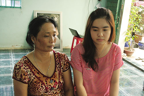 Cô dâu trẻ Nguyễn Đặng Xuân Thùy và mẹ trình bày vụ việc mà cô cho rằng mình oan khi bị đổ là nhân vật trong phim sex - Ảnh: Tiến Trình 