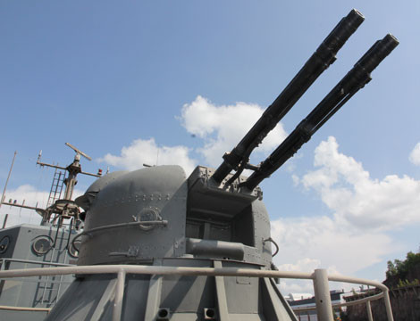 Nếu bị không quân đối phương phản công, Osa II dùng tổ hợp pháo 30mm đánh trả. Tàu Osa II trang bị 2 pháo phòng không bắn nhanh Ak-230 lắp pháo 2 nòng cỡ 30 mm tiêu diệt mọi mục tiêu trên không ở cự ly tối đa 4.000 m, tốc độ bắn 2.000 viên/phút (ảnh minh họa nước ngoài)