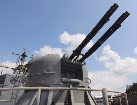 Nếu bị không quân đối phương phản công, Osa II dùng tổ hợp pháo 30mm đánh trả. Tàu Osa II trang bị 2 pháo phòng không bắn nhanh Ak-230 lắp pháo 2 nòng cỡ 30 mm tiêu diệt mọi mục tiêu trên không ở cự ly tối đa 4.000 m, tốc độ bắn 2.000 viên/phút (ảnh minh họa nước ngoài)