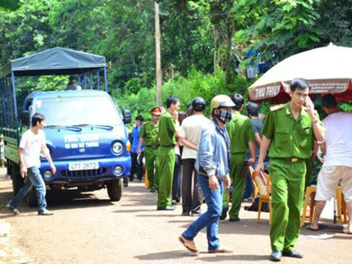 Công an làm việc tại hiện trường vụ xác thiếu nữ trong rẫy ngô hôm ngày 2/7
