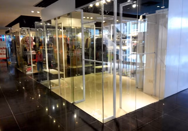 Các gian hàng hoạt động trong TTTM Hàng Da thưa thớt, không khí mua bán tại đây rất ảm đạm