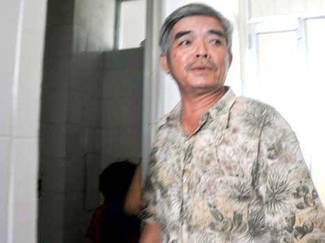 Ông Nguyễn Mùi, lúc chưa bị bắt giam ở Bệnh viện đa khoa Quảng Ngãi cứ khăng khăng: " Bé Thục Phi bị thương nặng là do bị vấp té ngã trên nền nhà chứ không phải bị đánh". Ông đang nài nỉ bé Phi đang hoảng sợ trốn trong nhà vệ sinh của bệnh viện về phòng bệnh của mình. Ảnh: VnExpress. Ông Nguyễn Mùi, lúc chưa bị bắt giam ở Bệnh viện đa khoa Quảng Ngãi cứ khăng khăng: