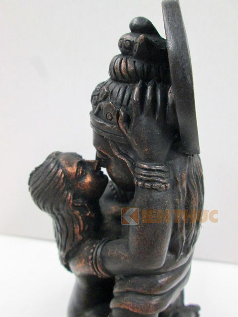 Sự “âu yếm”, “ôm ấp” giữa Đức Phật và Shakti chính là sự kết hợp viên mãn giữa thể xác và trí tuệ, trong đó thể xác tìm kiếm sự giải thoát thông qua trí tuệ