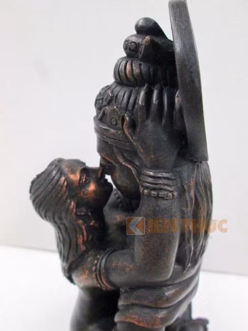 Sự “âu yếm”, “ôm ấp” giữa Đức Phật và Shakti chính là sự kết hợp viên mãn giữa thể xác và trí tuệ, trong đó thể xác tìm kiếm sự giải thoát thông qua trí tuệ