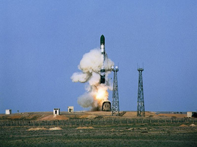 Trang Army Technology nhận định R-36M của Nga đứng top 10 tên lửa đạn đạo liên lục địa (ICBM) với tầm bắn xa nhất thế giới. Đây cũng là ICBM nặng nhất thế giới với trọng lượng phóng lên đến 209 tấn. R-36M là ICBM mang nhiều đầu đạn hạt nhân với khả năng tấn công 10 mục tiêu khác nhau. Ảnh: Ussr.tistory. Trang Army Technology nhận định R-36M của Nga đứng top 10 tên lửa đạn đạo liên lục địa (ICBM) với tầm bắn xa nhất thế giới. Đây cũng là ICBM nặng nhất thế giới với trọng lượng phóng lên đến 209 tấn. R-36M là ICBM mang nhiều đầu đạn hạt nhân với khả năng tấn công 10 mục tiêu khác nhau. Ảnh: Ussr.tistory. Bài viết: http://news.zing.vn/10-ten-lua-lien-luc-dia-dang-so-nhat-the-gioi-post381965.html#category Nguồn Zing News