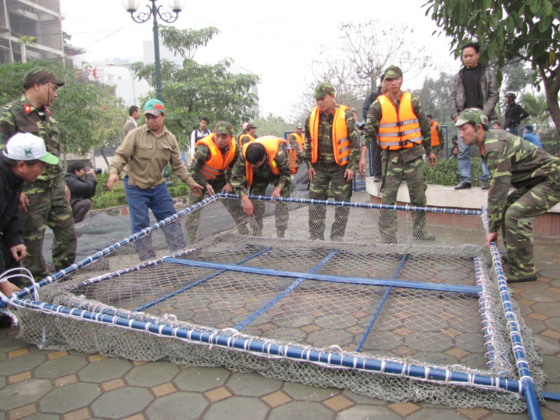 Lồng thứ hai được bổ sung dùng để bắt cụ rùa ngay khi xác định được vị trí cụ trong lồng, không cần chờ cụ vào túi lưới. Tuy nhiên, với phương án này bắt buộc phải có người “sờ” được cụ rùa rồi mới luồn lồng bên dưới cụ, sau đó nâng lên và dùng thuyền phao hoặc máy cẩu để cẩu cụ lên.. Lồng thứ hai được bổ sung dùng để bắt cụ rùa ngay khi xác định được vị trí cụ trong lồng, không cần chờ cụ vào túi lưới. Tuy nhiên, với phương án này bắt buộc phải có người “sờ” được cụ rùa rồi mới luồn lồng bên dưới cụ, sau đó nâng lên và dùng thuyền phao hoặc máy cẩu để cẩu cụ lên.