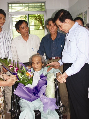 Chủ tịch nước Nguyễn Minh Triết đến thăm người bạn chiến đấu cũ – nhà văn Sơn Tùng tháng 10-2010