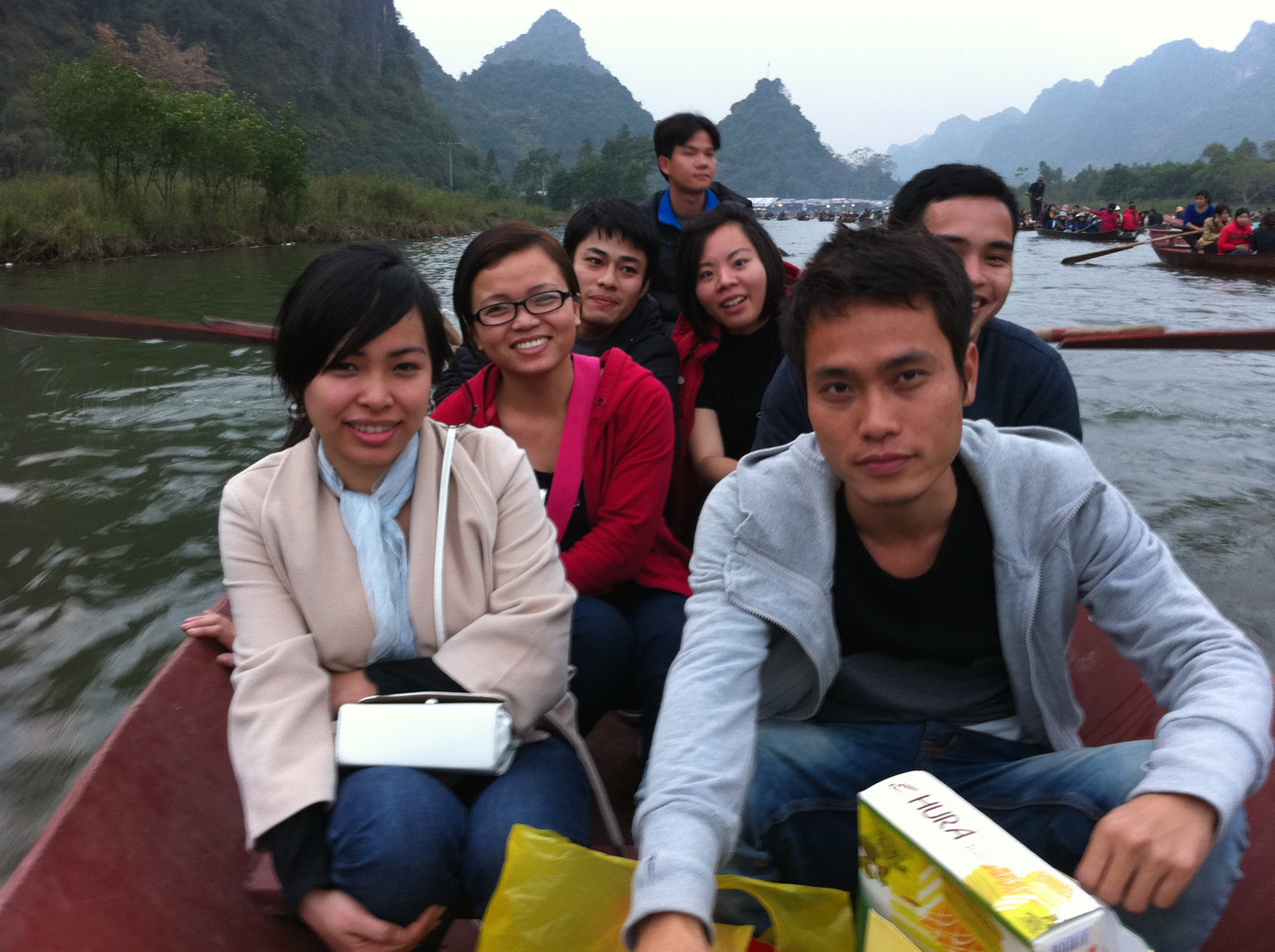 Với các bạn trẻ, chùa Hương còn là nơi để du lịch đầu năm