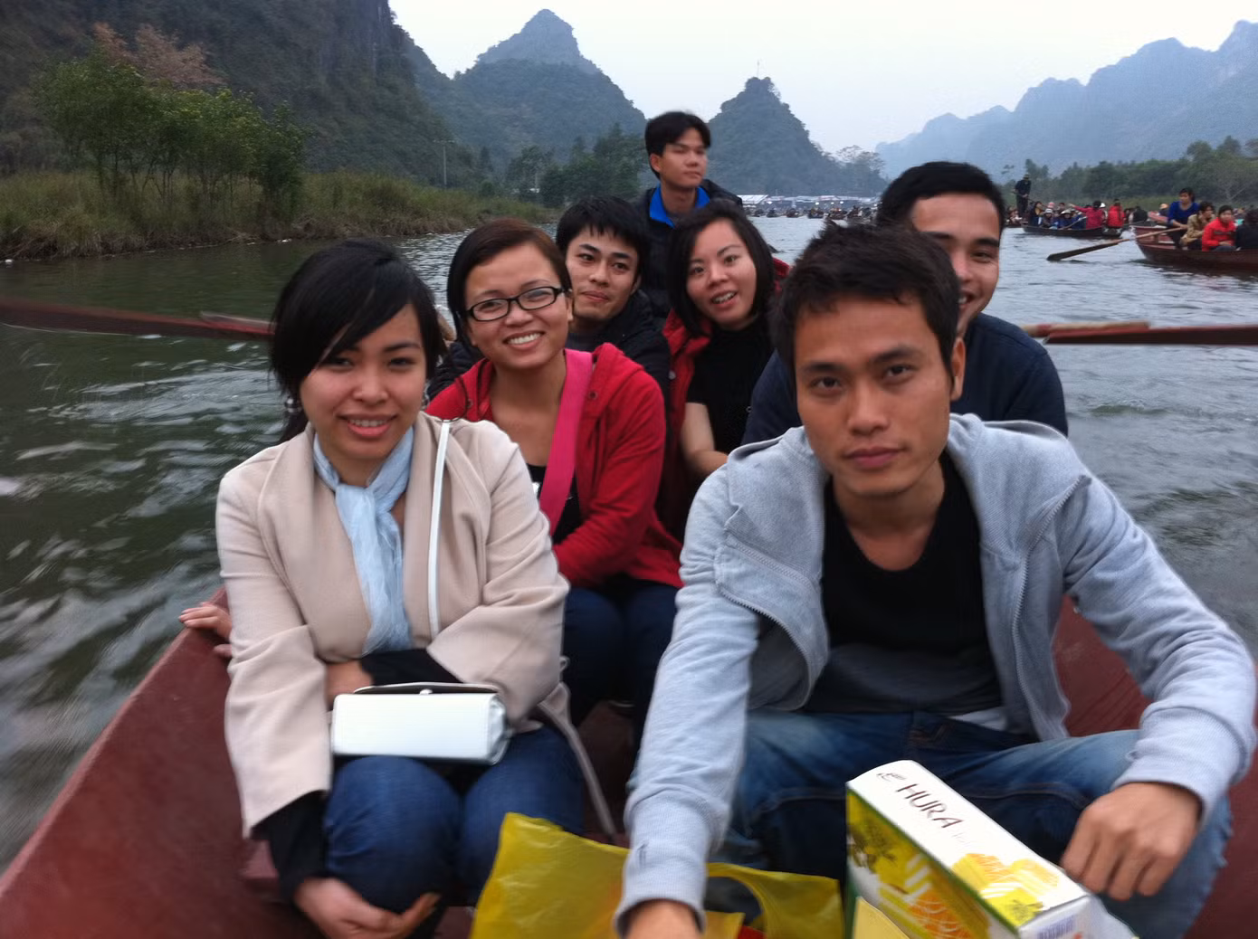 Với các bạn trẻ, chùa Hương còn là nơi để du lịch đầu năm