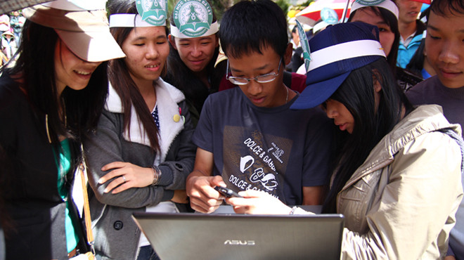 Sinh viên Trường ĐH Yersin Đà Lạt bình chọn cho đội nhà. Ảnh: MAI VINH